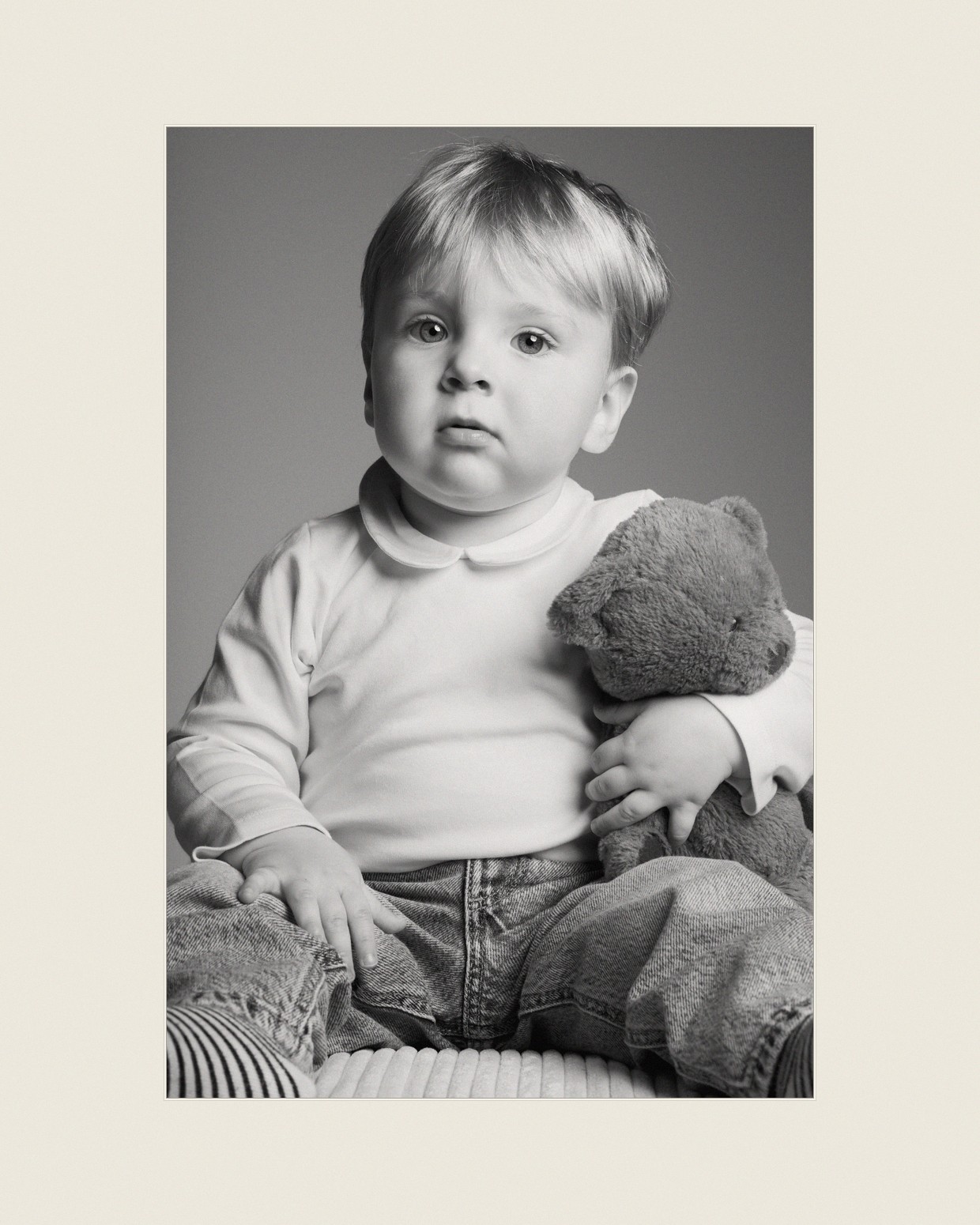 Stampa con passepartout: bambino con il suo peluche