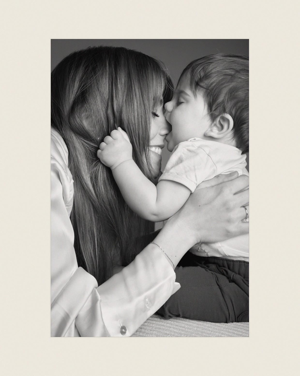 Stampa con passepartout: madre e bambino, un bacio