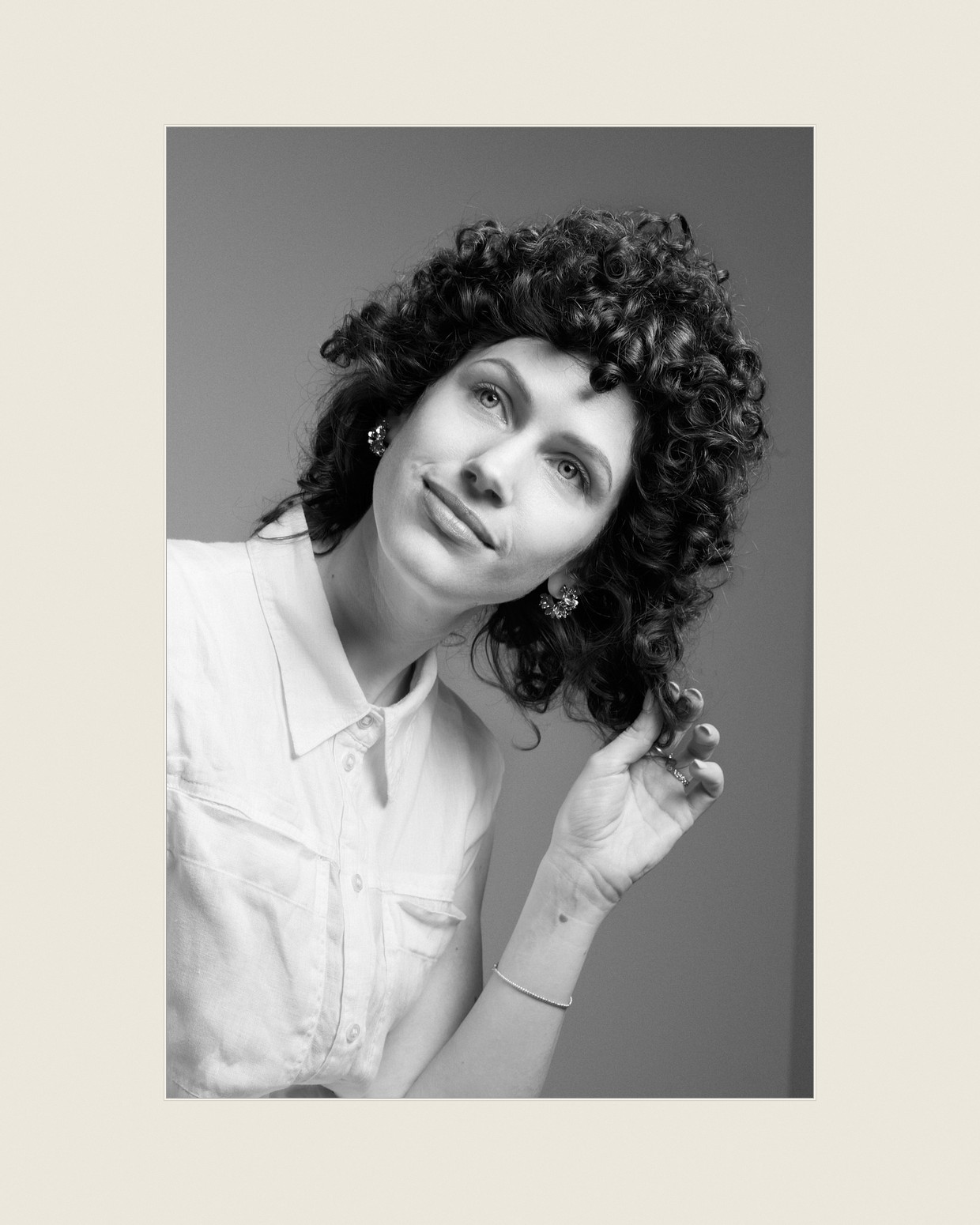 Stampa con passepartout: ritratto femminile coi ricci e camicia bianca